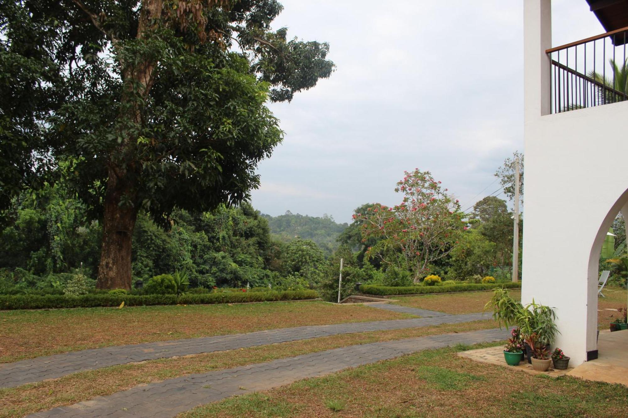Villa Nilmalee กัมโปลา ภายนอก รูปภาพ