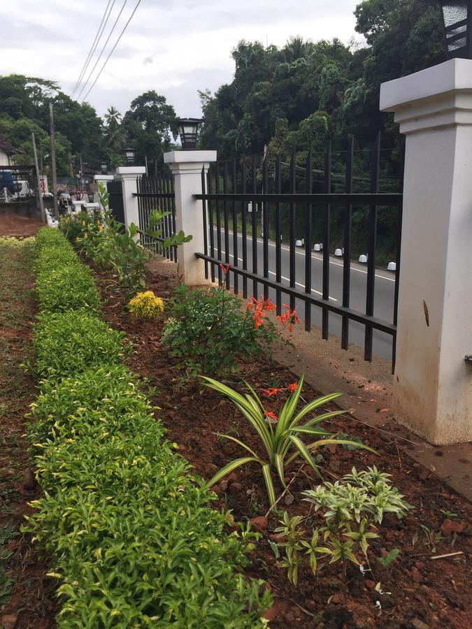 Villa Nilmalee กัมโปลา ภายนอก รูปภาพ